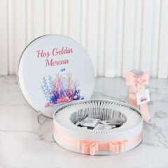 Baskılı Metal Kutuda Kız Bebek Çikolatası