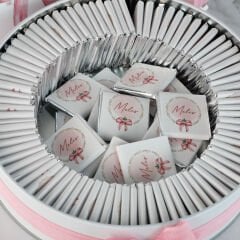 Fiyonk Temalı Baskılı Metal Kutuda Kız Bebek Çikolatası