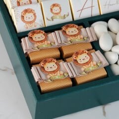 Aslan Temalı Ahşap Kutuda Erkek Bebek Çikolatası