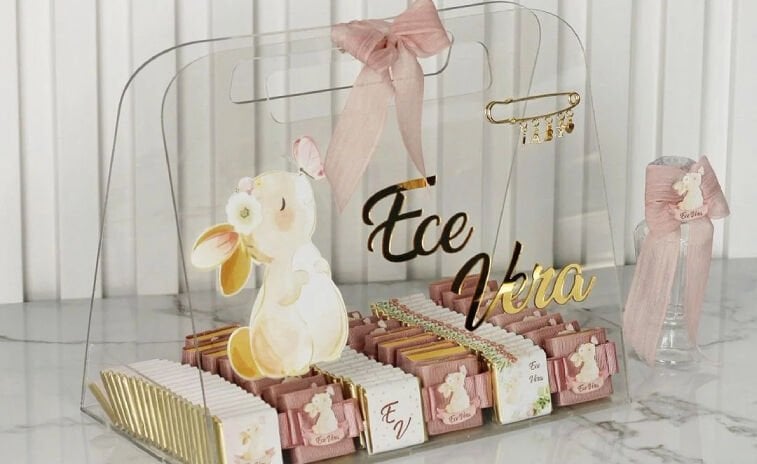 Yeni bir bebeğin doğumu, sevdiklerinizle paylaşmak isteyeceğiniz en özel anlardan biridir. Bu mutluluğu kutlamak için hediye seçimi yaparken, bebek çikolatası son yıllarda oldukça popüler bir seçenek haline geldi.