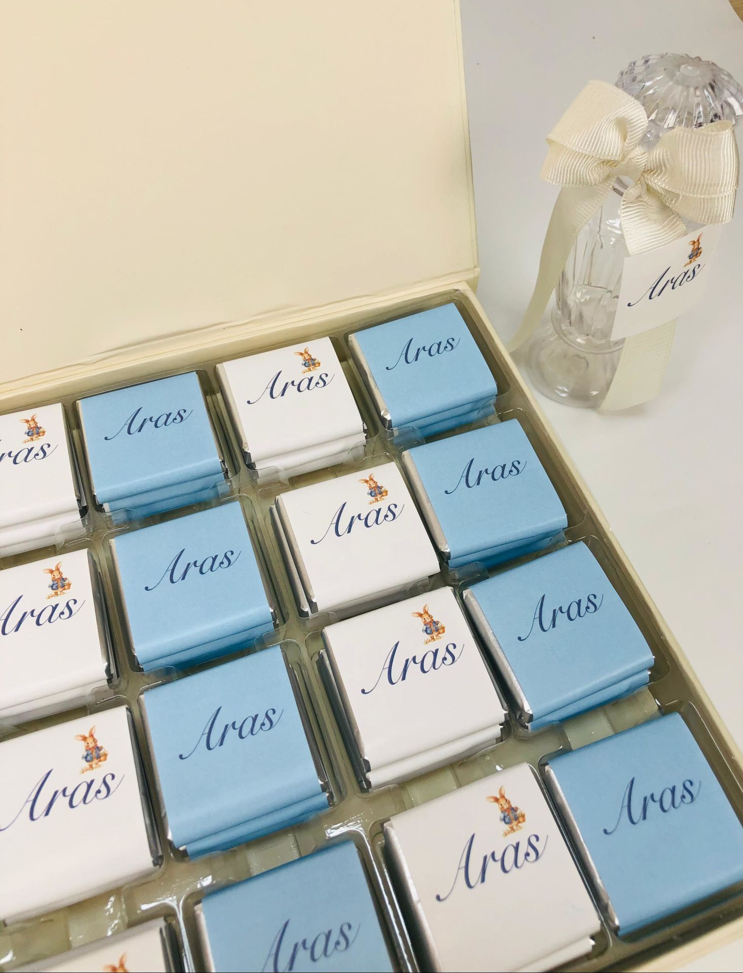 Tavşan Temalı Dikdörtgen Kutuda Erkek Bebek Çikolatası