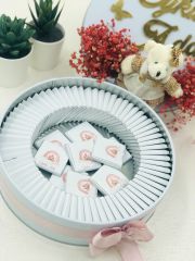 Ayıcık Temalı Baskılı Metal Kutuda Kız Bebek Çikolatası