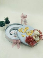 Ayıcık Temalı Baskılı Metal Kutuda Kız Bebek Çikolatası