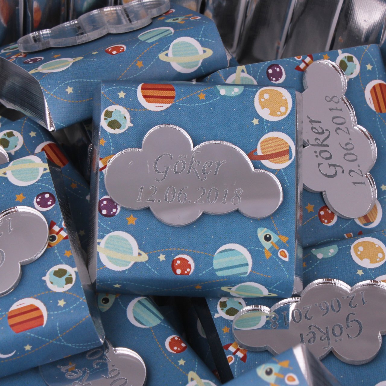 Galaksi Temalı Baskılı Metal Kutuda Erkek Bebek Çikolatası