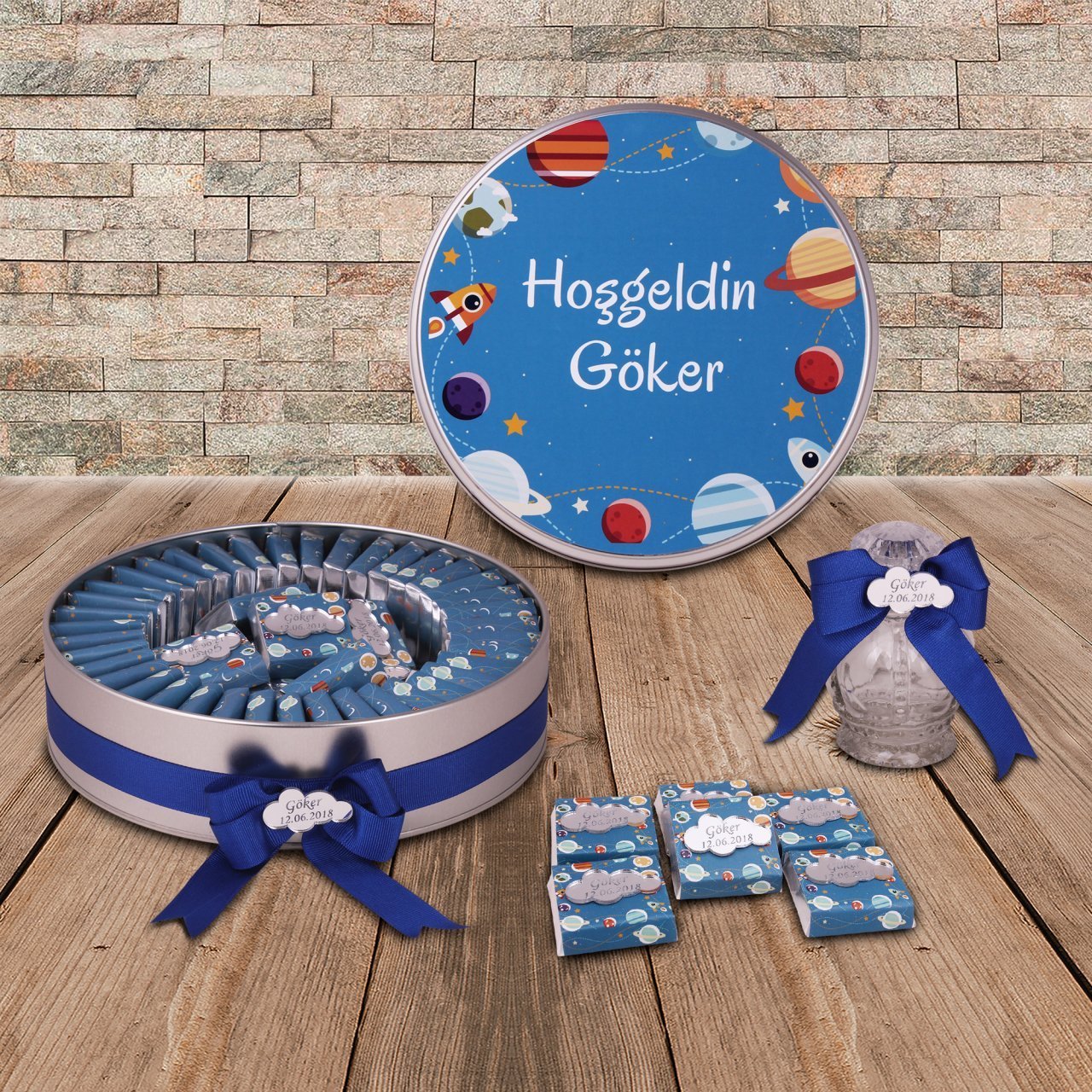 Galaksi Temalı Baskılı Metal Kutuda Erkek Bebek Çikolatası