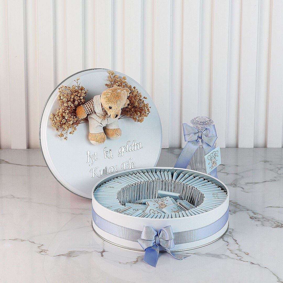 Ayıcık Temalı Baskılı Metal Kutuda Erkek Bebek Çikolatası