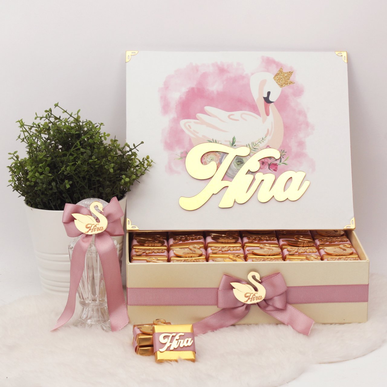 Kuğu Temalı Standlı Kutuda Kız Bebek Çikolatası