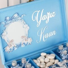 Atlıkarınca Temalı Ahşap Kutuda Madlen Çikolata, Mini Cam Kolonya ve Açacaklı Magnet