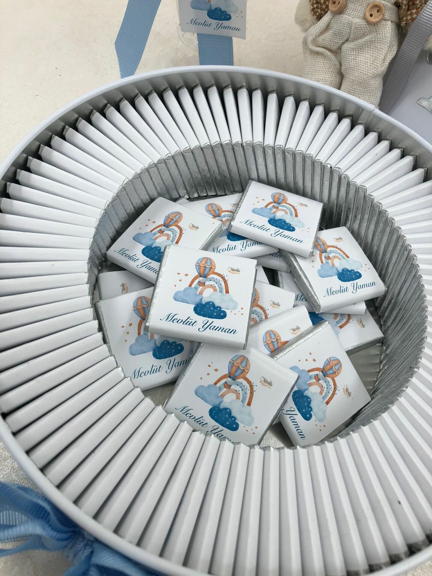 Ayıcık Temalı Baskılı Metal Kutuda Erkek Bebek Çikolatası