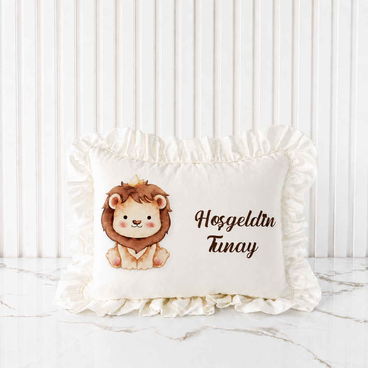 Aslan Temalı İsme Özel Fırfırlı Erkek Bebek Takı Yastığı