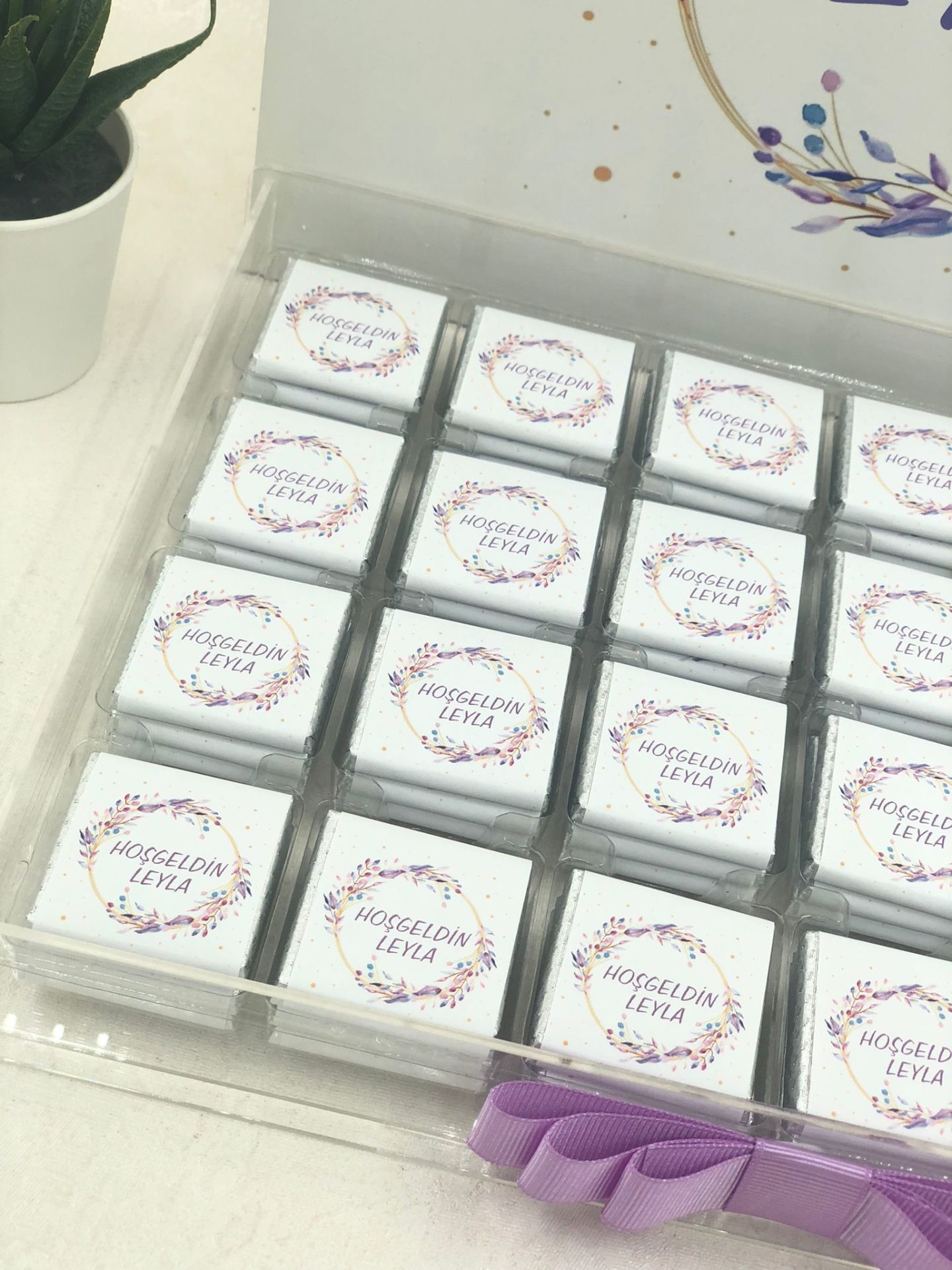 Mor Temalı Pleksi Kutuda Kız  Bebek Çikolatası