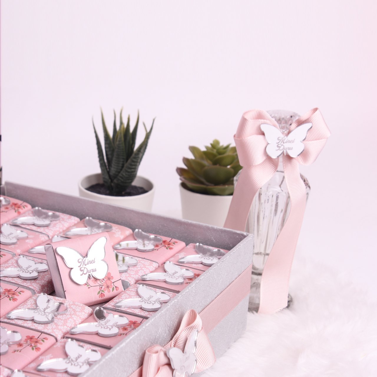 Çiçek Temalı Standlı Kutuda Kız Bebek Çikolatası