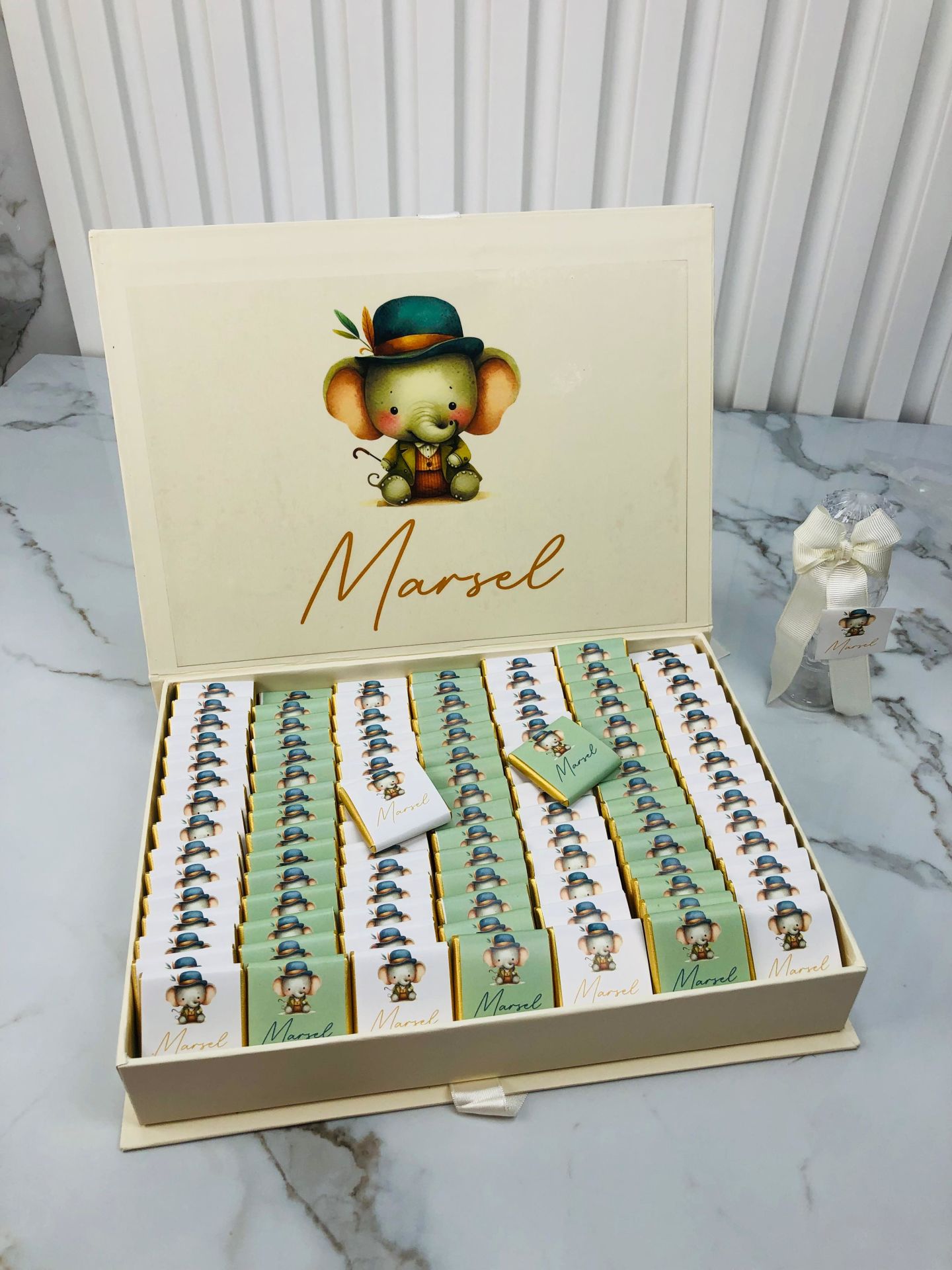 Fil Temalı Dikdörtgen Kutuda Erkek Bebek Çikolatası