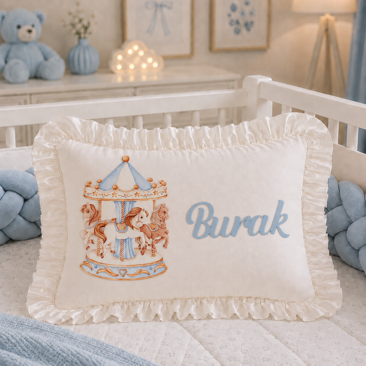 Atlıkarınca Temalı İsme Özel Fırfırlı Erkek Bebek Takı Yastığı