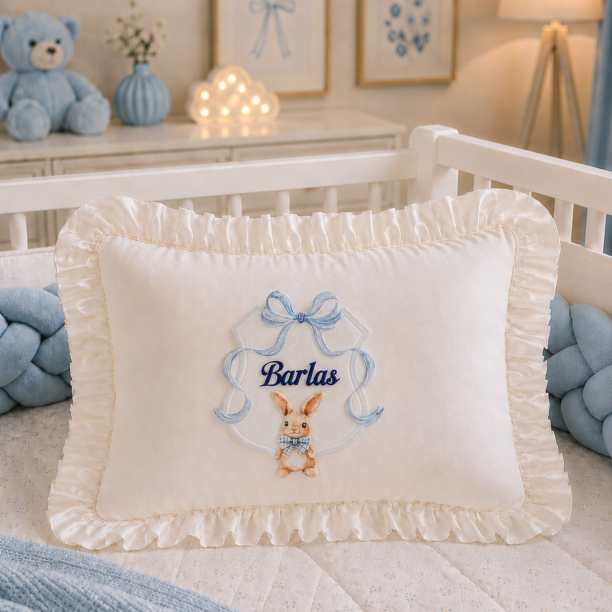 Tavşan Temalı İsme Özel Fırfırlı Erkek Bebek Takı Yastığı