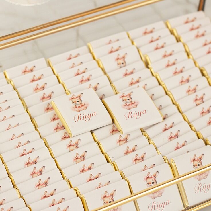 Tavşan Detaylı Cam Kutuda Kız Bebek Çikolatası