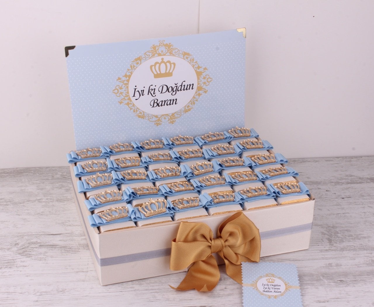 Taç  Temalı Standlı Kutuda Erkek Bebek Çikolatası