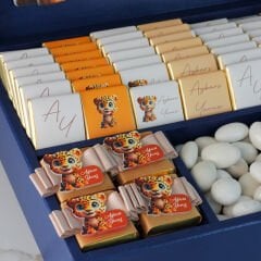 Kaplan Temalı Ahşap Kutuda Erkek Bebek Çikolatası