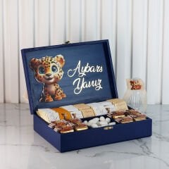 Kaplan Temalı Ahşap Kutuda Erkek Bebek Çikolatası
