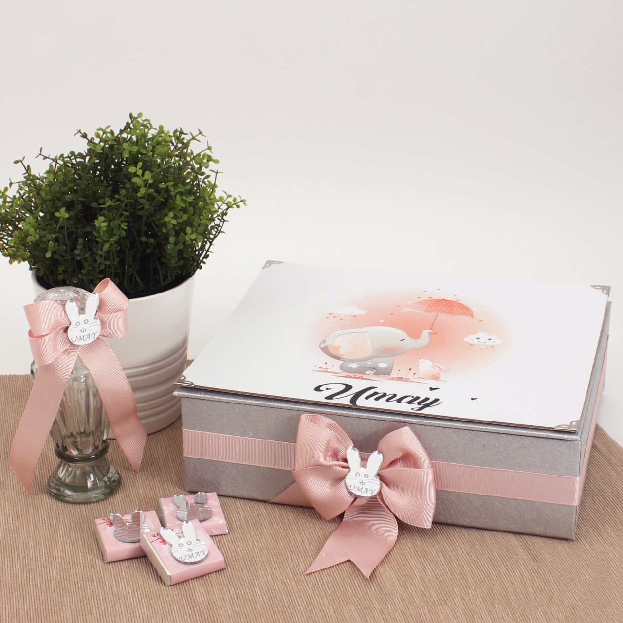 Fil Temalı Standlı Kutuda Kız Bebek Çikolatası