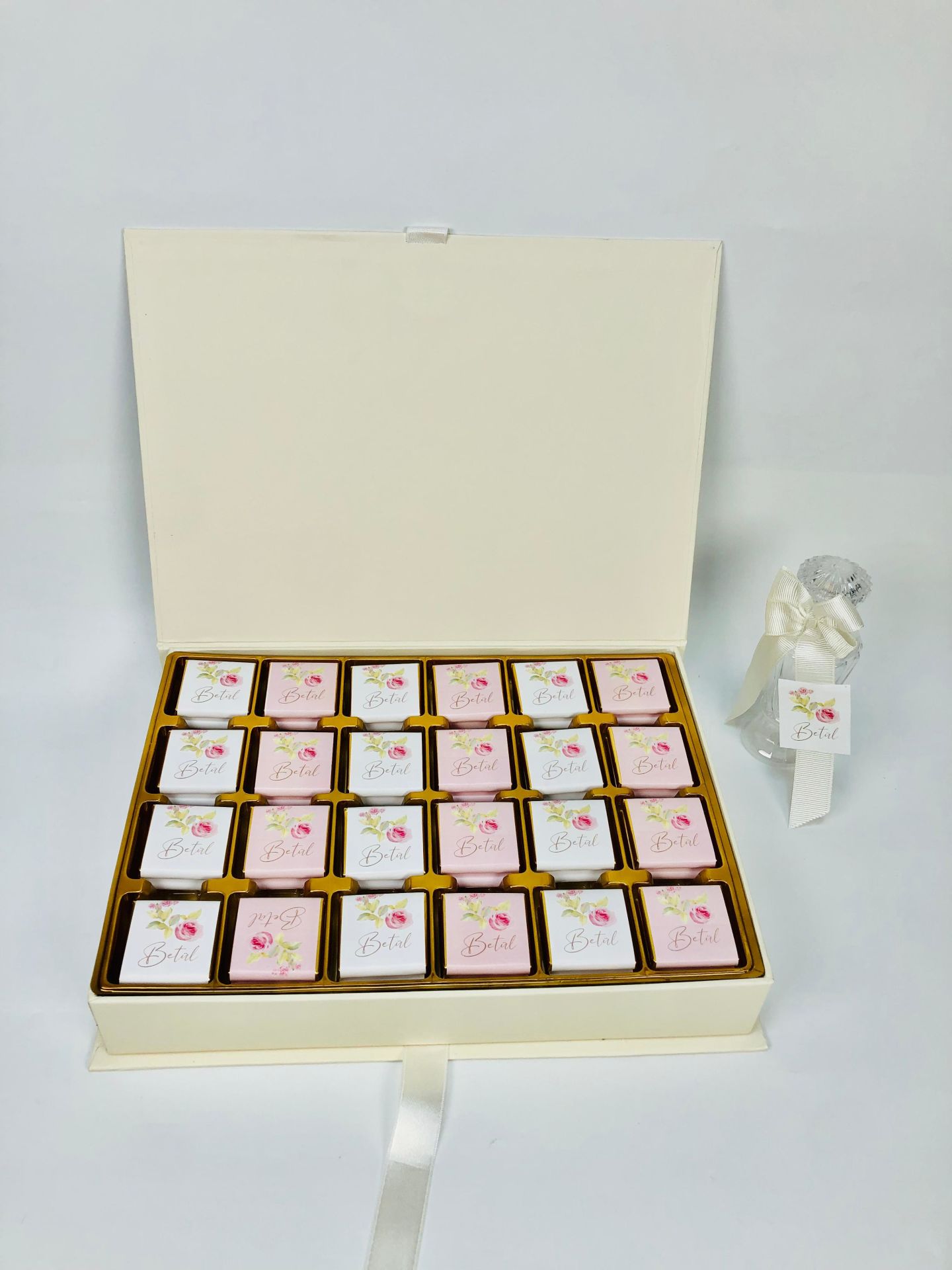 Çiçek Temalı Dikdörtgen Kutuda Kız Bebek Çikolatası