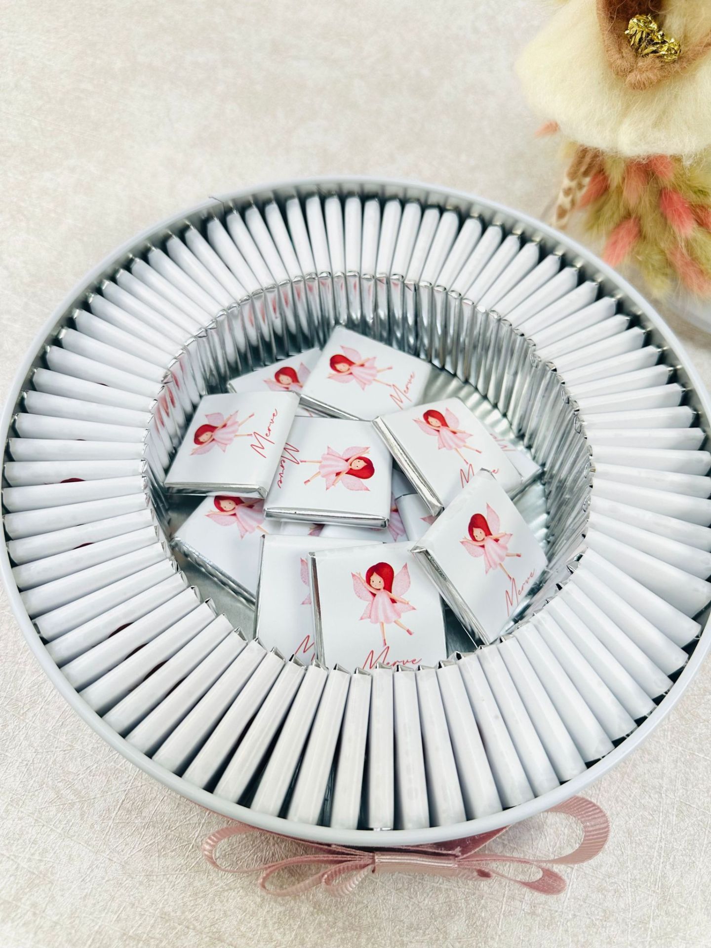 Kelebek Temalı Metal Kutuda Kız Bebek Çikolatası