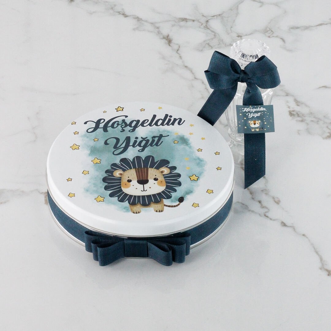 Aslan Temalı Metal Kutuda Çikolata Ve Açacaklı Ahşap Detaylı Erkek Bebek Magneti