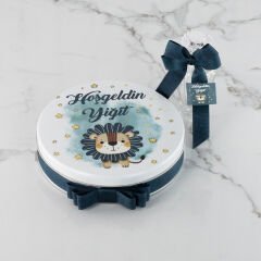Aslan Temalı Metal Kutuda Çikolata Ve Açacaklı Ahşap Detaylı Erkek Bebek Magneti