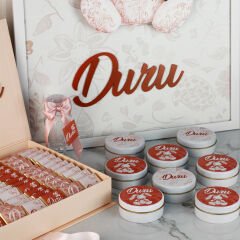 Tavşan Temalı Dikdörtgen Kutuda Çikolata, Ledli Çerçeveli Kapı Süsü ve Metal Mum