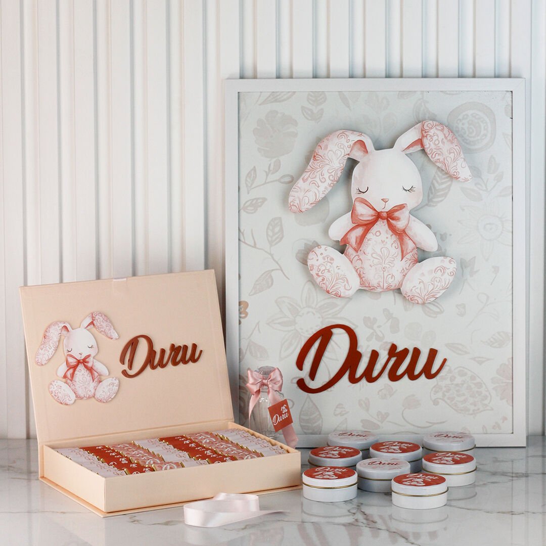 Tavşan Temalı Çikolata, Çerçeveli Kapı Süsü ve Metal Mum