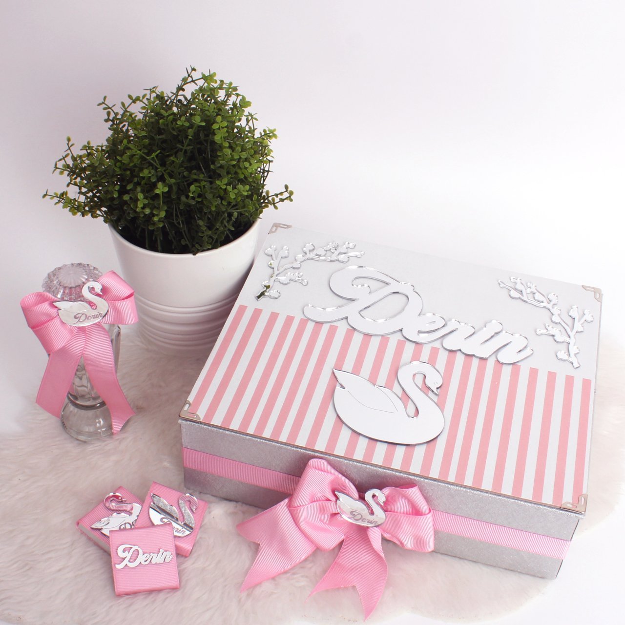 Kuğu Temalı Standlı Kutuda Kız Bebek Çikolatası