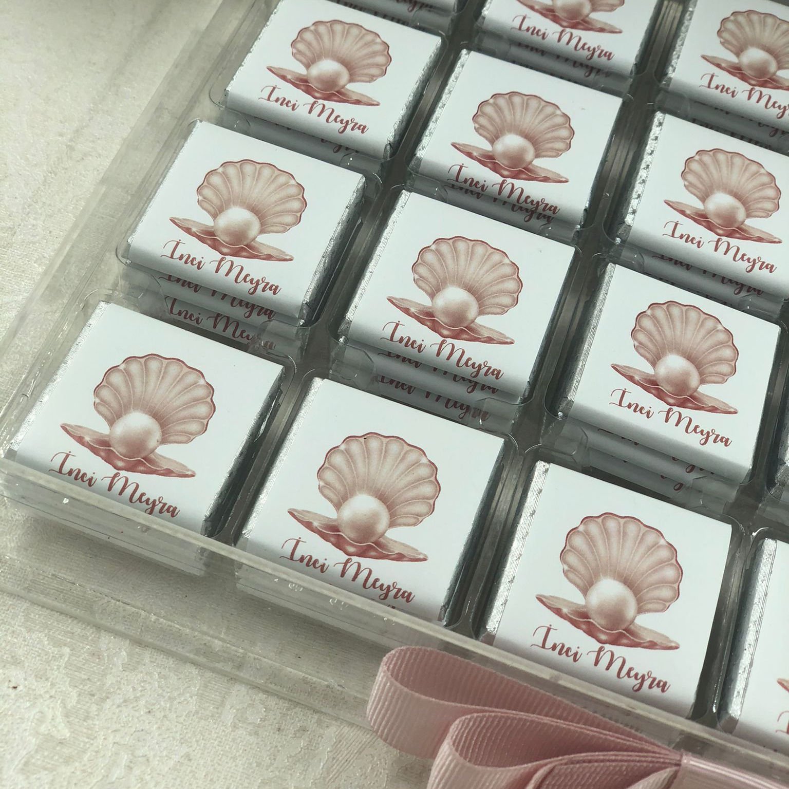 İnci Temalı Pleksi Kutuda Kız Bebek Çikolatası