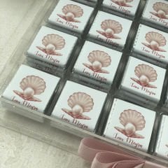 İnci Temalı Pleksi Kutuda Kız Bebek Çikolatası