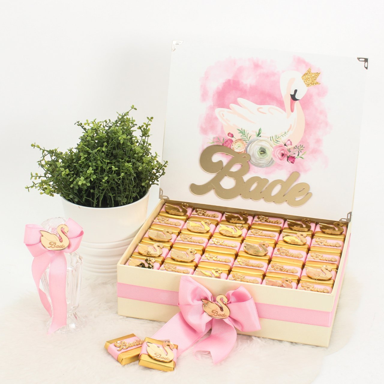 Kuğu Temalı Standlı Kutuda Kız Bebek Çikolatası