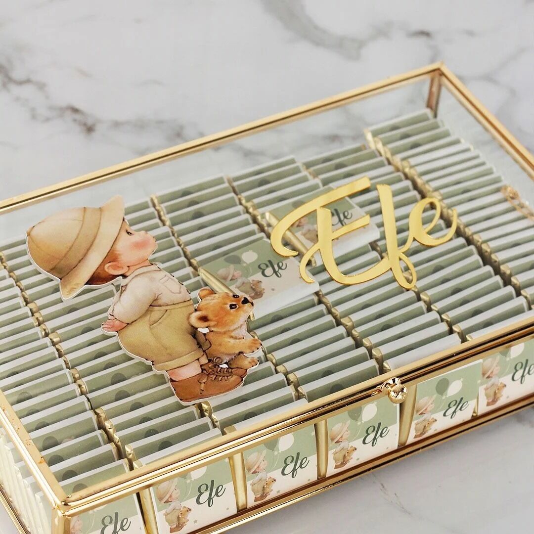 Çocuk Temalı Cam Kutuda Erkek Bebek Çikolatası