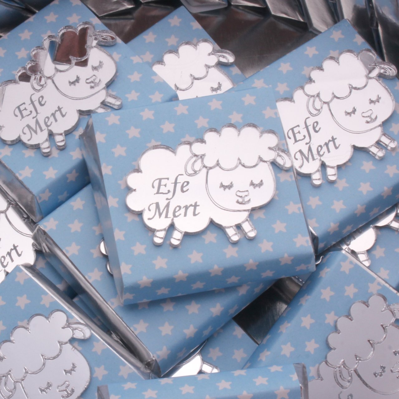 Kuzu Temalı Baskılı Metal Kutuda Erkek Bebek Çikolatası