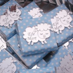 Kuzu Temalı Baskılı Metal Kutuda Erkek Bebek Çikolatası