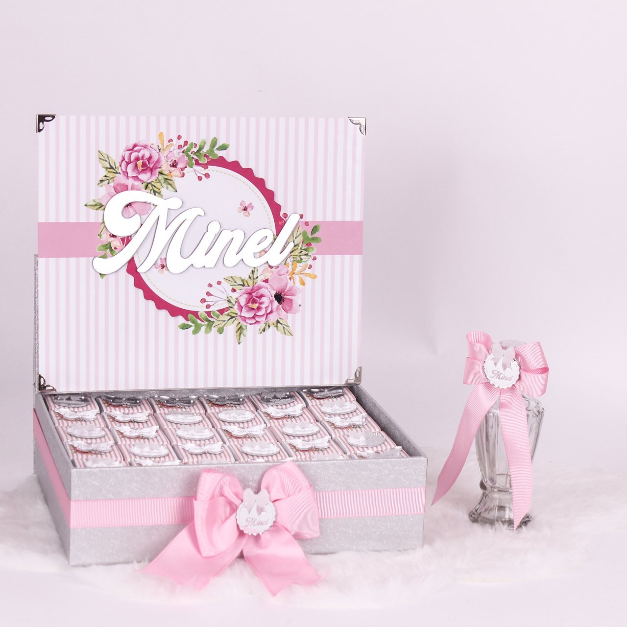 Çiçek Temalı Standlı Kutuda Kız Bebek Çikolatası