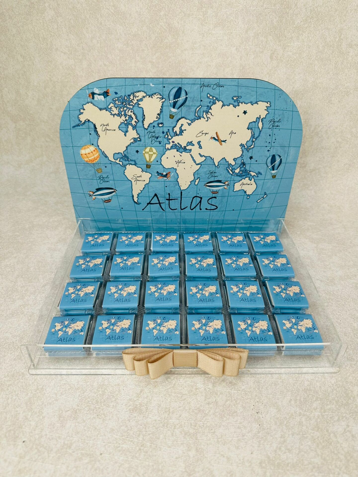 Atlas Temalı Pleksi Kutuda Erkek  Bebek Çikolatası