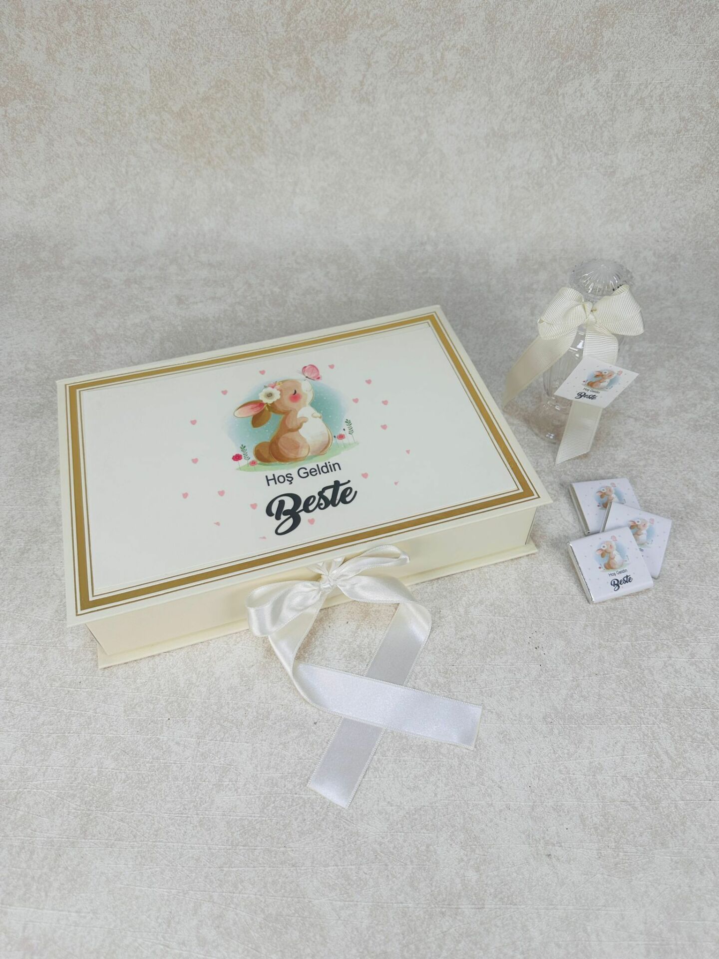 Tavşan Temalı Dikdörtgen Kutuda Kız Bebek Çikolatası