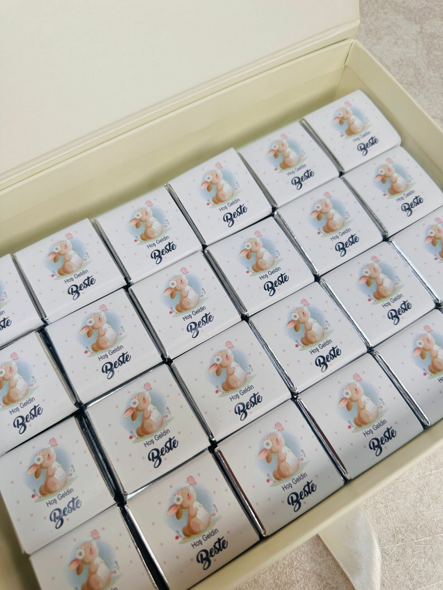 Tavşan Temalı Dikdörtgen Kutuda Kız Bebek Çikolatası