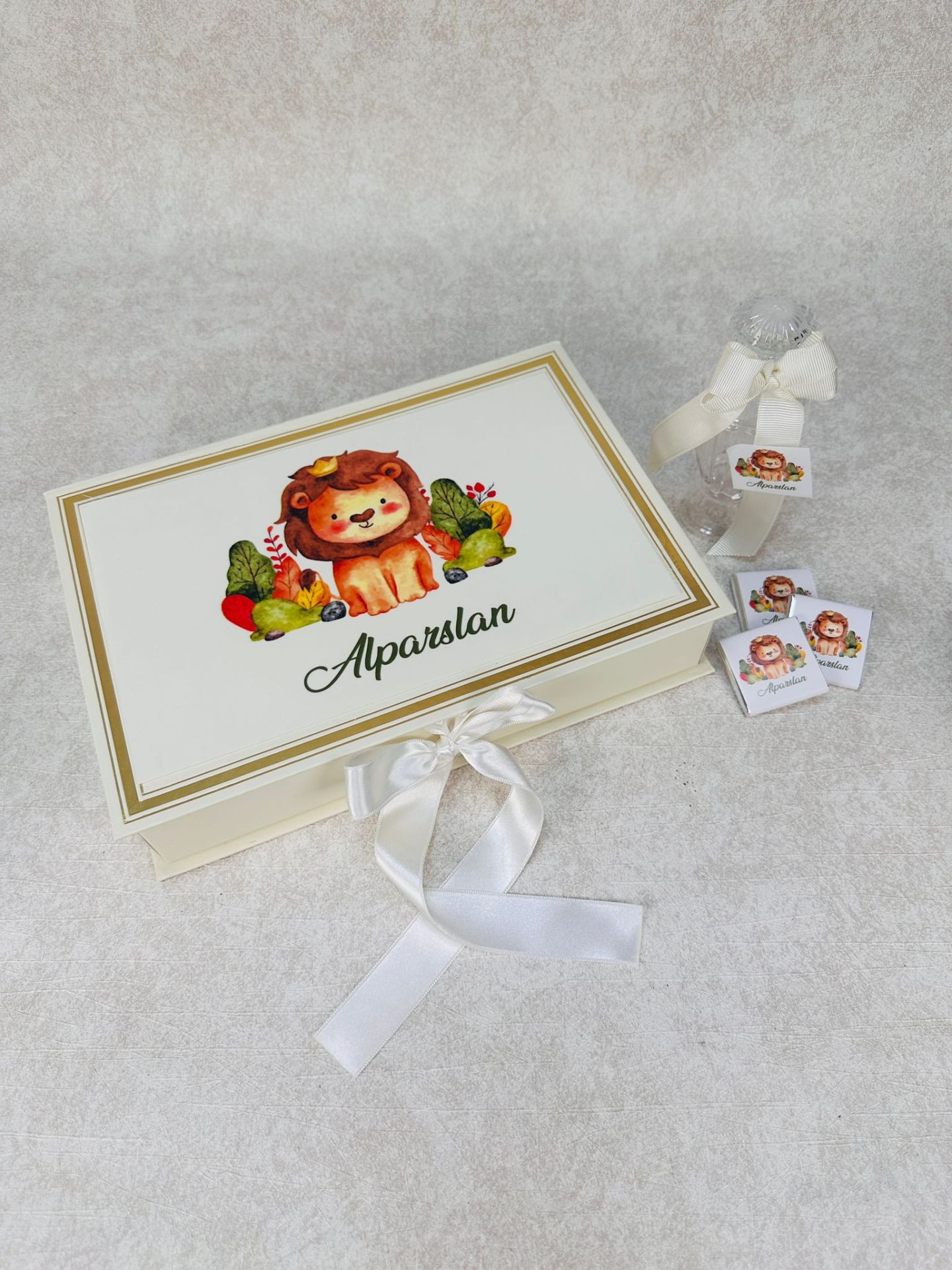 Aslan Temalı Dikdörtgen Kutuda Erkek Bebek Çikolatası