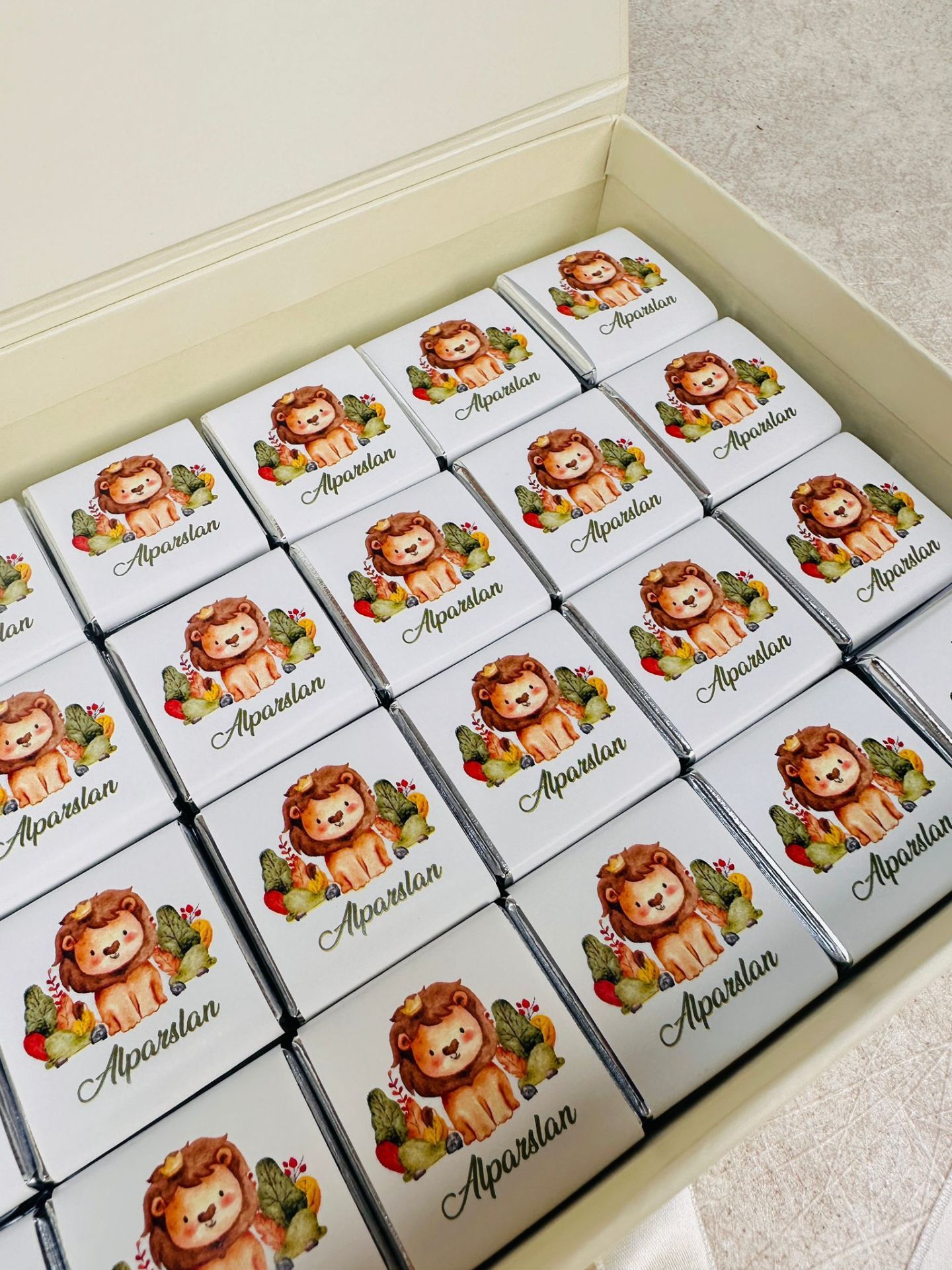 Aslan Temalı Dikdörtgen Kutuda Erkek Bebek Çikolatası