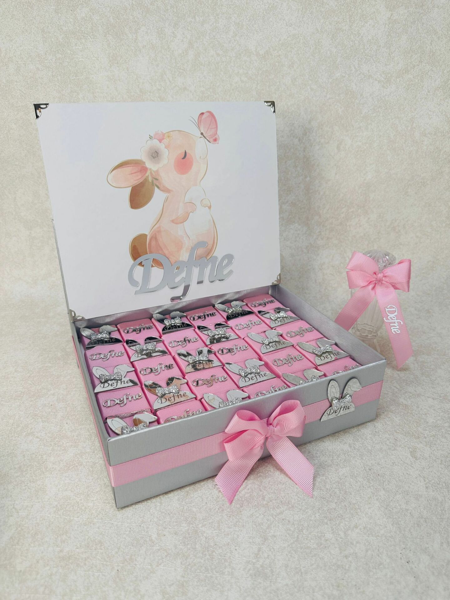 Tavşan Temalı Standlı Kutuda Kız Bebek Çikolatası