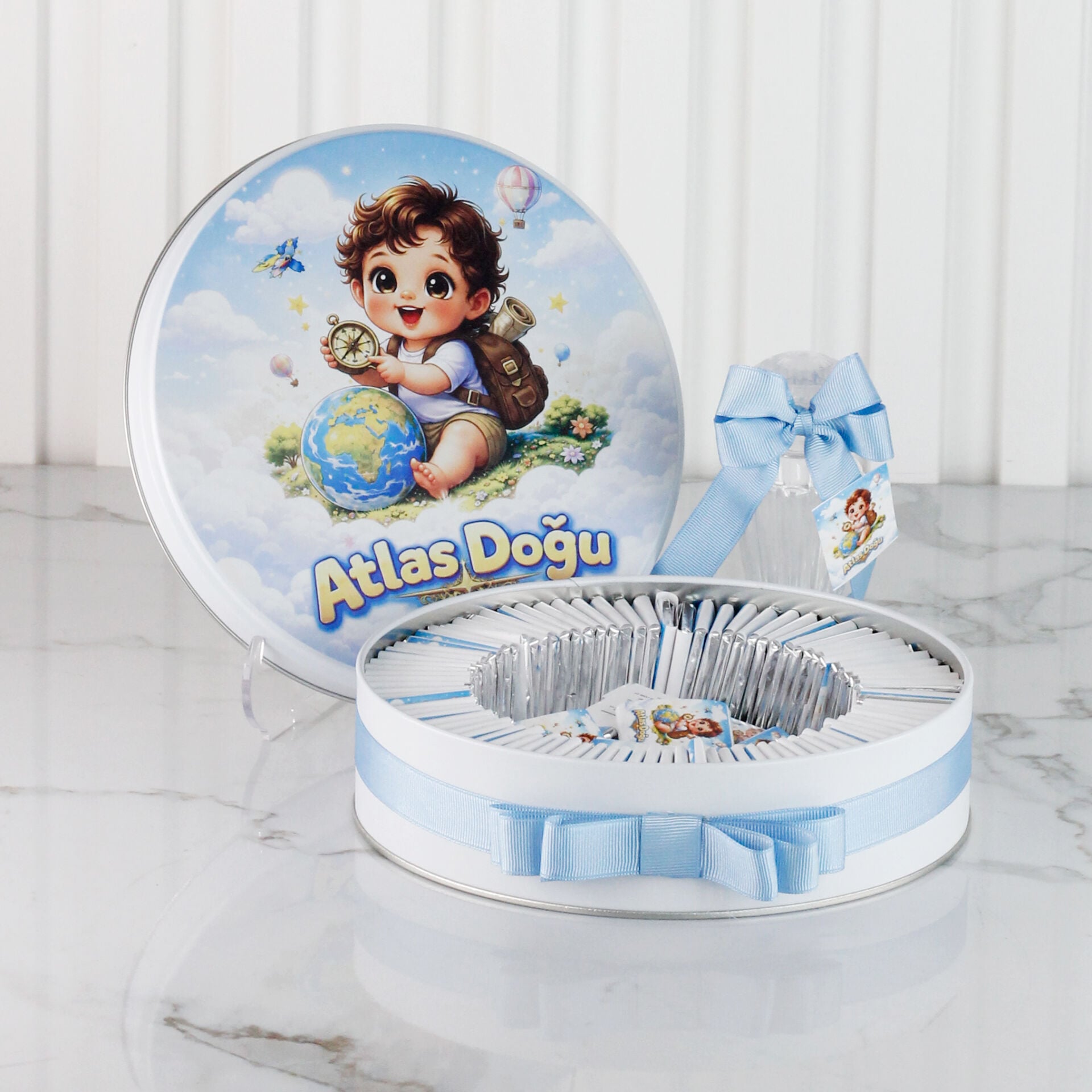 Çocuk Temalı Baskılı Metal Kutuda Erkek Bebek Çikolatası