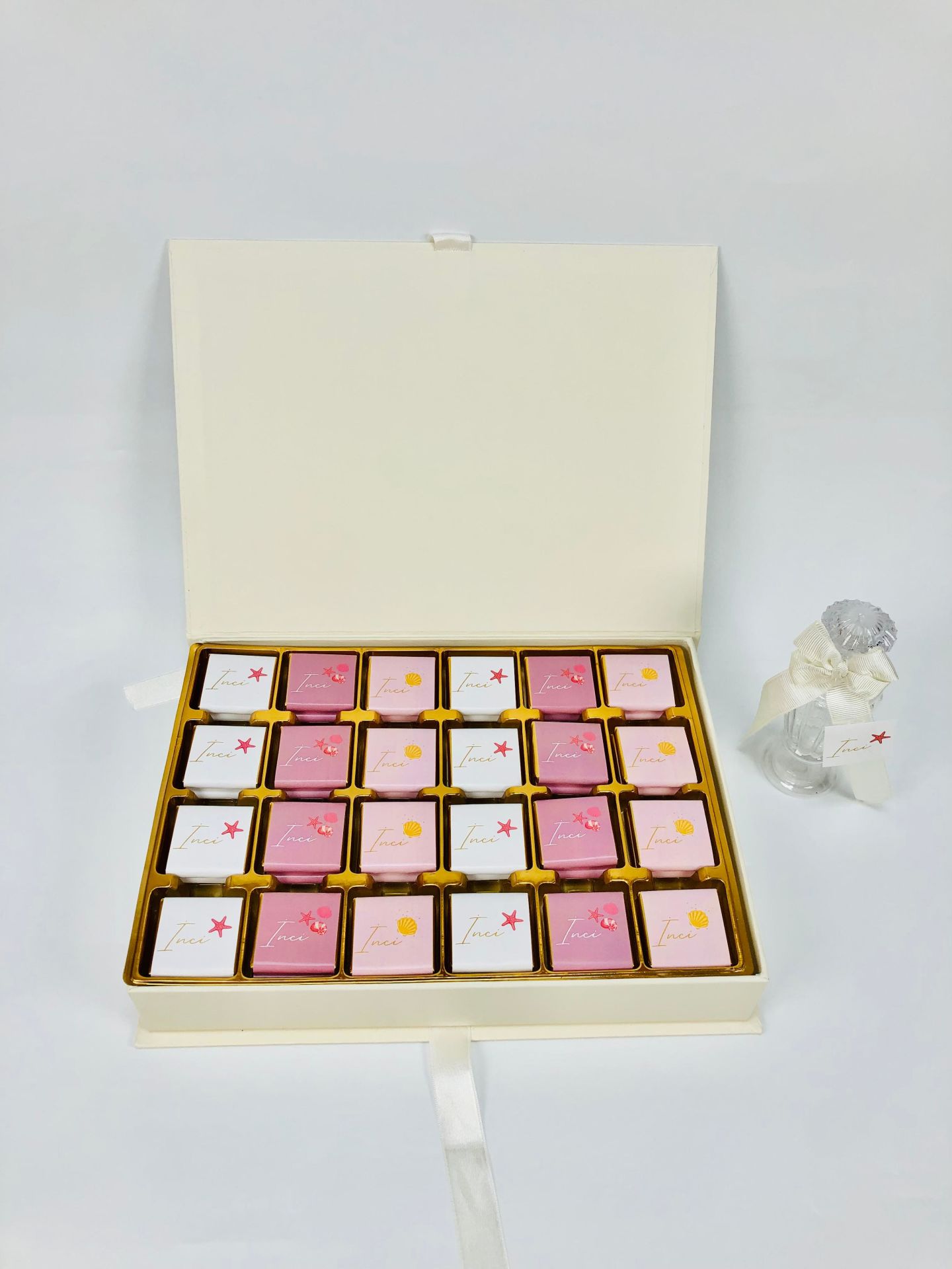 İnci Temalı Dikdörtgen Kutuda Kız Bebek Çikolatası