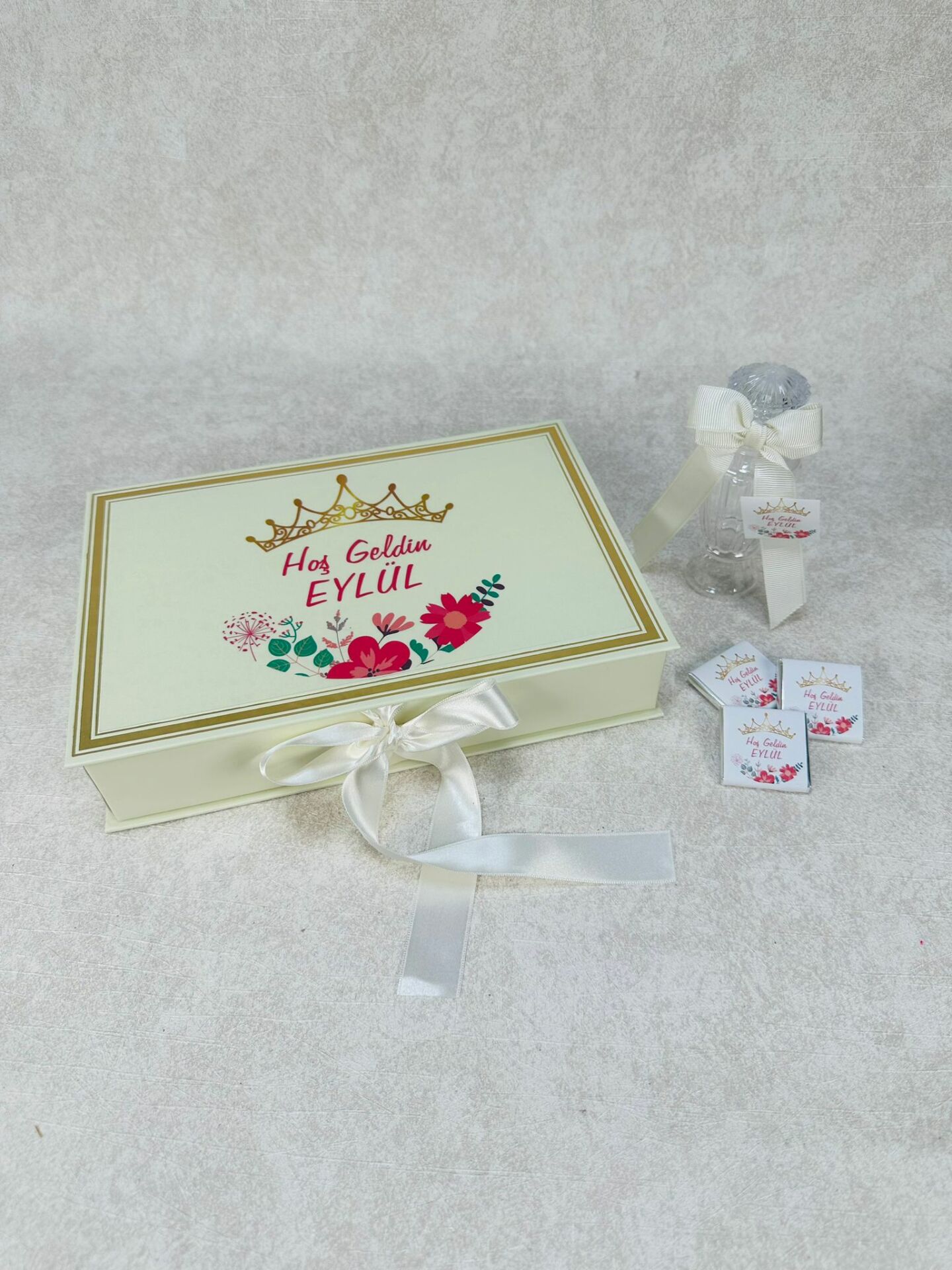 Çiçek Temalı Dikdörtgen Kutuda Kız Bebek Çikolatası