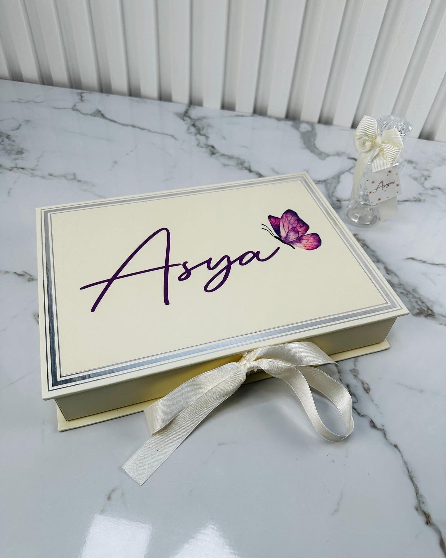 Kelebek Temalı Dikdörtgen Kutuda Kız Bebek Çikolatası