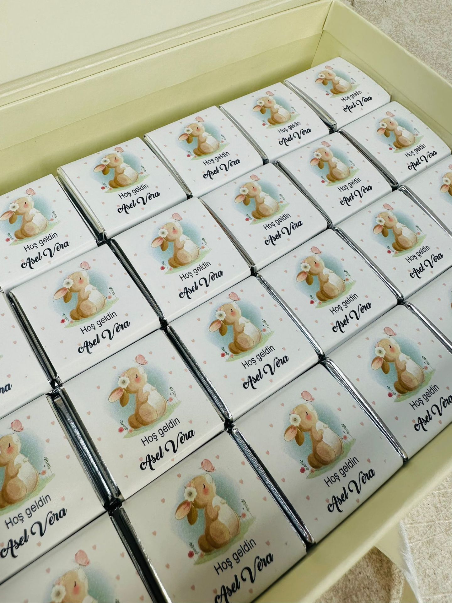 Tavşan Temalı Dikdörtgen Kutuda Kız Bebek Çikolatası