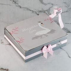 Kuğu Temalı Standlı Kutuda Kız Bebek Çikolatası